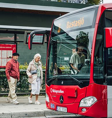 Ett äldre par går ombord på bussen.